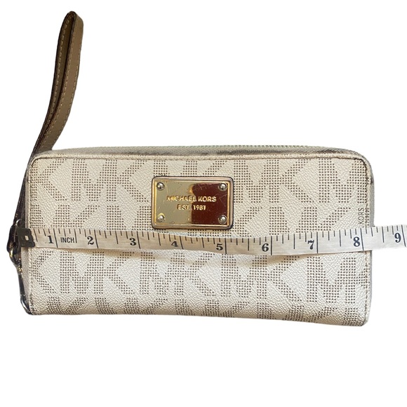 Michael Kors White/Beige Signature Coated Canvas Zip Around Wristlet Wallet - Picture 1 of 4